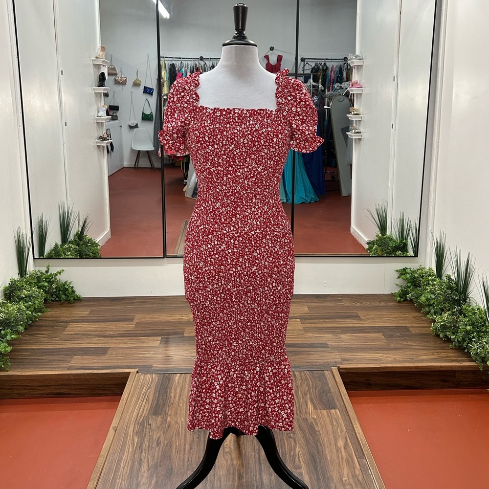 Red ditsy floral form-fitting dress
